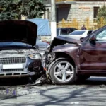 An illustration showing a t-bone car accident, depicting two cars colliding at an intersection.