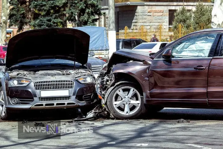 An illustration showing a t-bone car accident, depicting two cars colliding at an intersection.