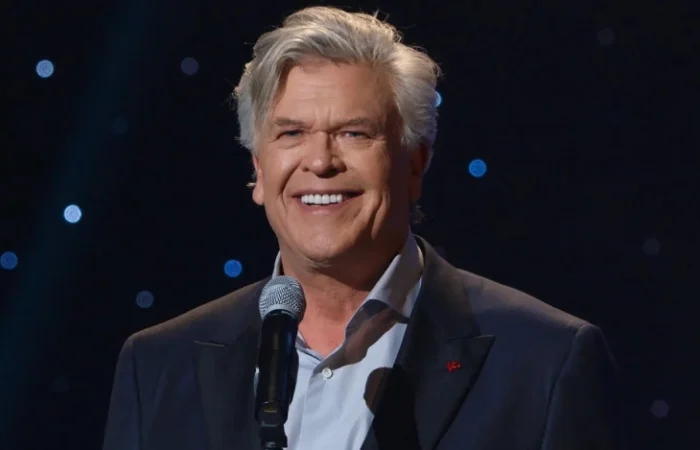 Ron White Net Worth: Comedian Ron White smoking a cigar and holding a glass of scotch on stage