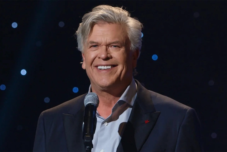 Ron White Net Worth: Comedian Ron White smoking a cigar and holding a glass of scotch on stage